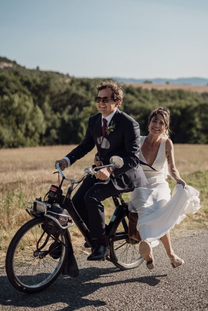 Arrivée des mariés sur un vélo- Mariage au domaine Le clos du tuillier